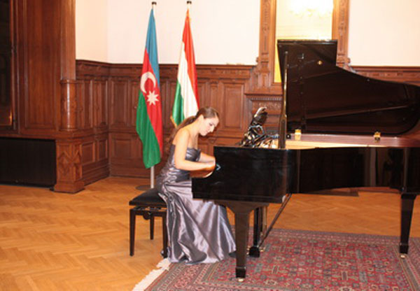 Ayyan Salahova (fortepiano)